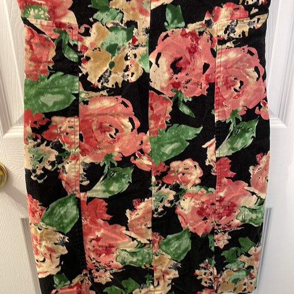 Talbot Sheath Dress size 2 Petites. Black floral V-neck sleeveless stretch dress - Picture 8 of 9
